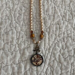 Elegant Pearl and Gold Pendant Necklace
